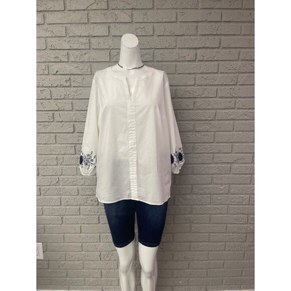 Liz Claiborne White with Blue Floral Embroidered Detail Shirt Size M - Picture 1 of 8